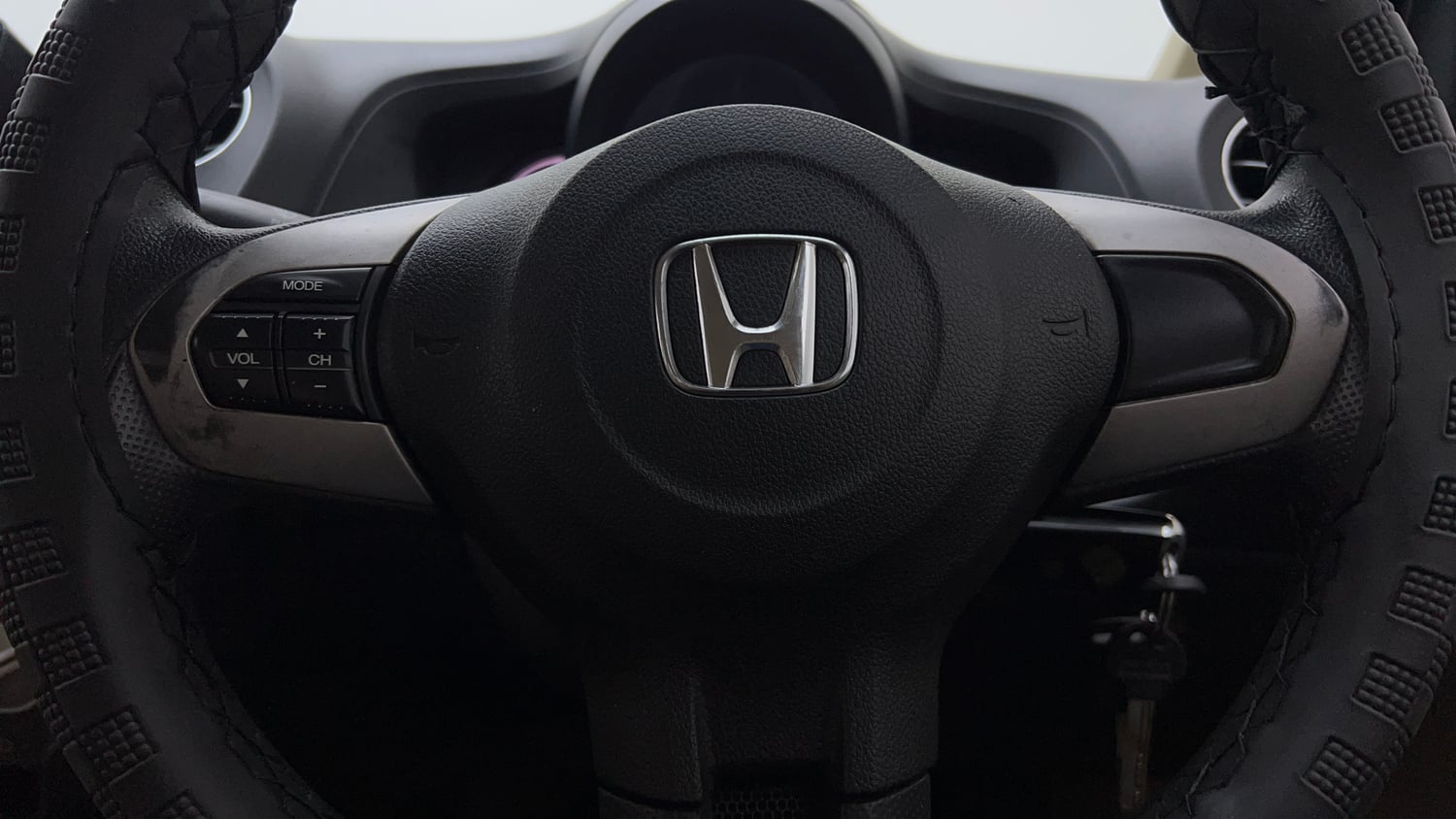 Used 2015 Honda Amaze 1.2 S i-VTEC Petrol Manual top_features Steering mounted controls