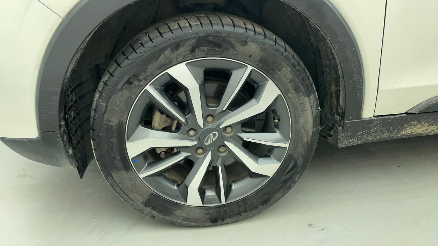 Used 2022 Mahindra XUV 300 W8 (O) 1.5 Diesel AMT Diesel Automatic tyres LEFT FRONT TYRE RIM VIEW