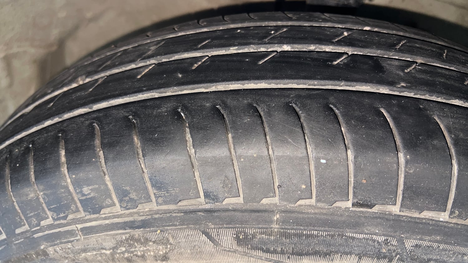 Used 2017 Maruti Suzuki Swift Lxi (O) Petrol Manual tyres RIGHT FRONT TYRE TREAD VIEW