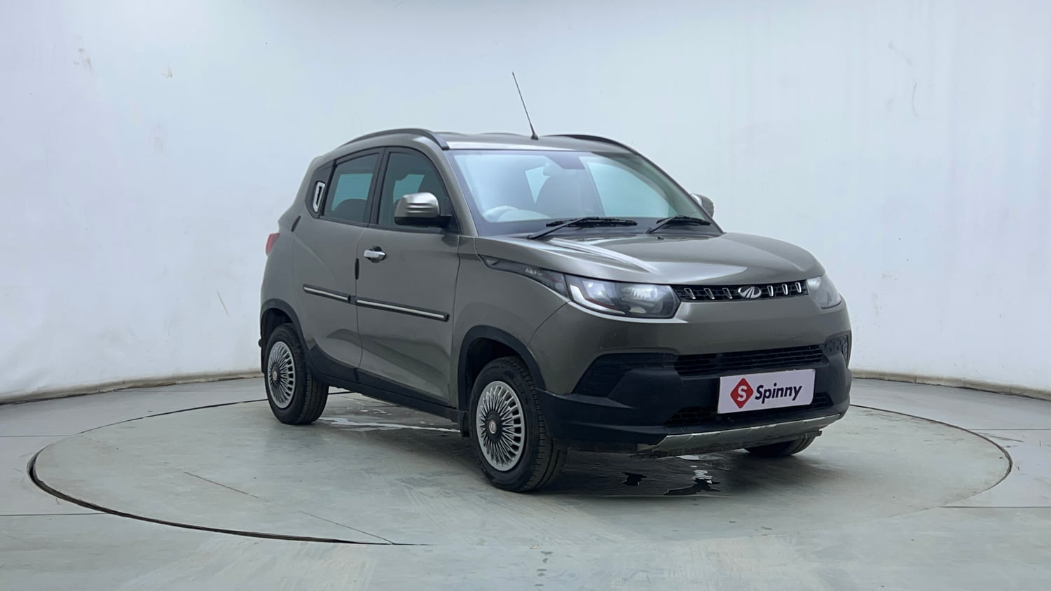Used 2016 Mahindra KUV100 K6+ 6 STR Petrol Manual exterior RIGHT FRONT CORNER VIEW