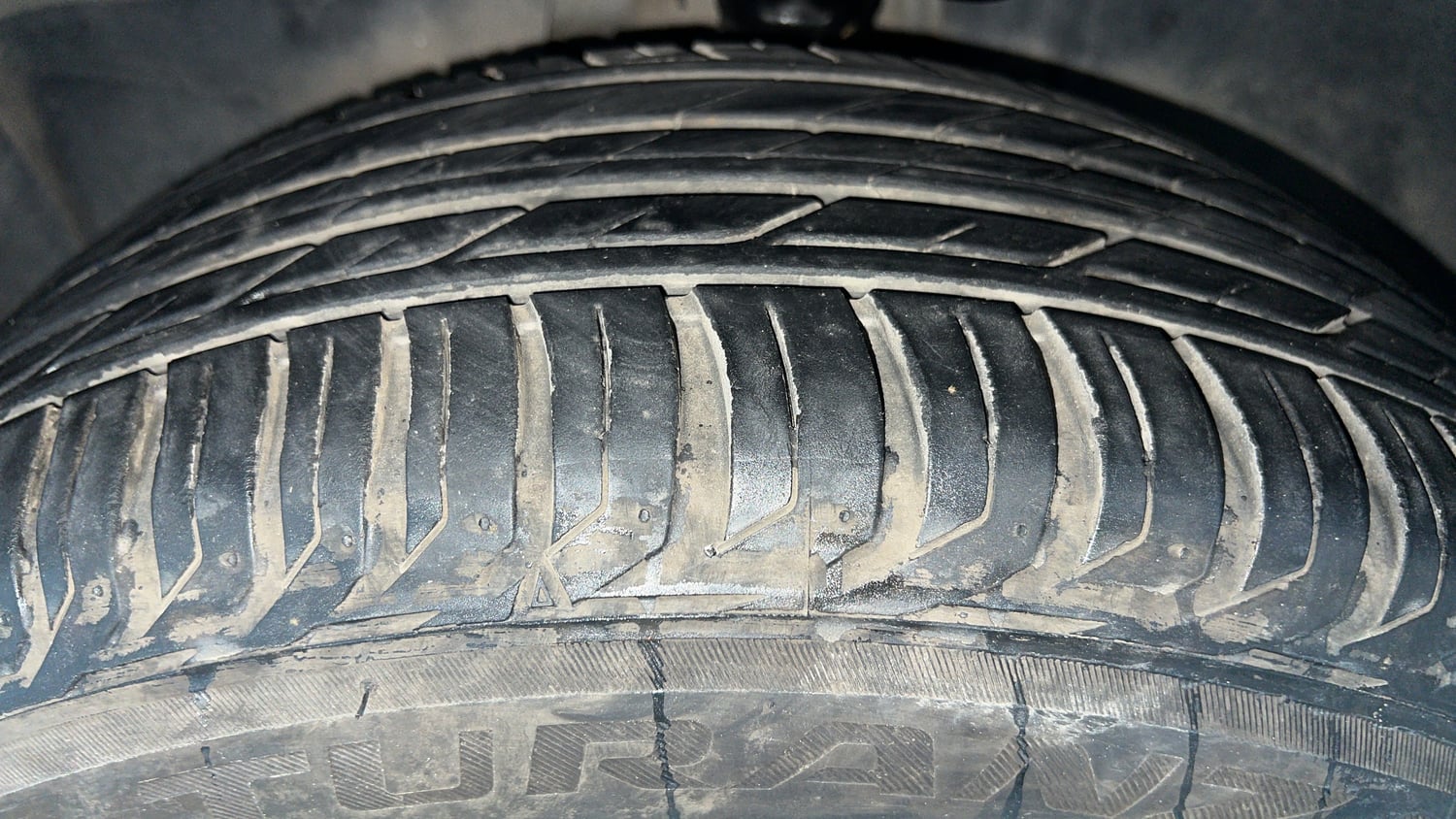 Used 2019 Jeep Compass Longitude (O) 1.4 Petrol AT Petrol Automatic tyres LEFT FRONT TYRE TREAD VIEW