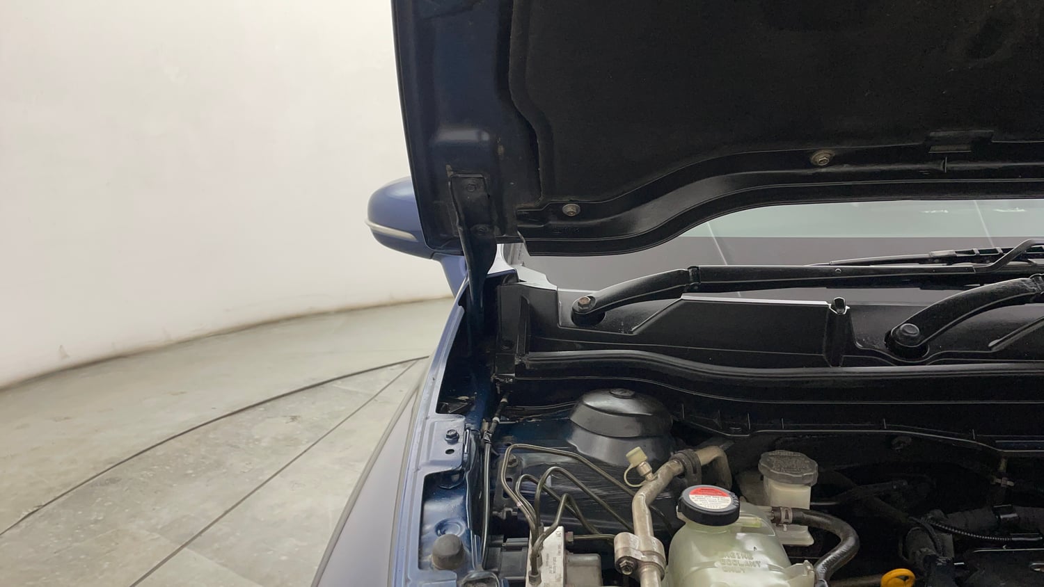 Used 2018 Maruti Suzuki S-Cross Alpha 1.3 Diesel Manual engine ENGINE RIGHT SIDE HINGE & APRON VIEW