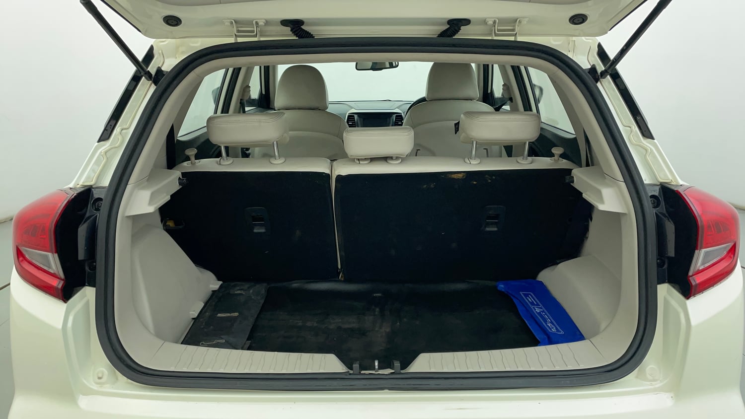 Used 2022 Mahindra XUV 300 W8 (O) 1.5 Diesel AMT Diesel Automatic interior DICKY INSIDE VIEW