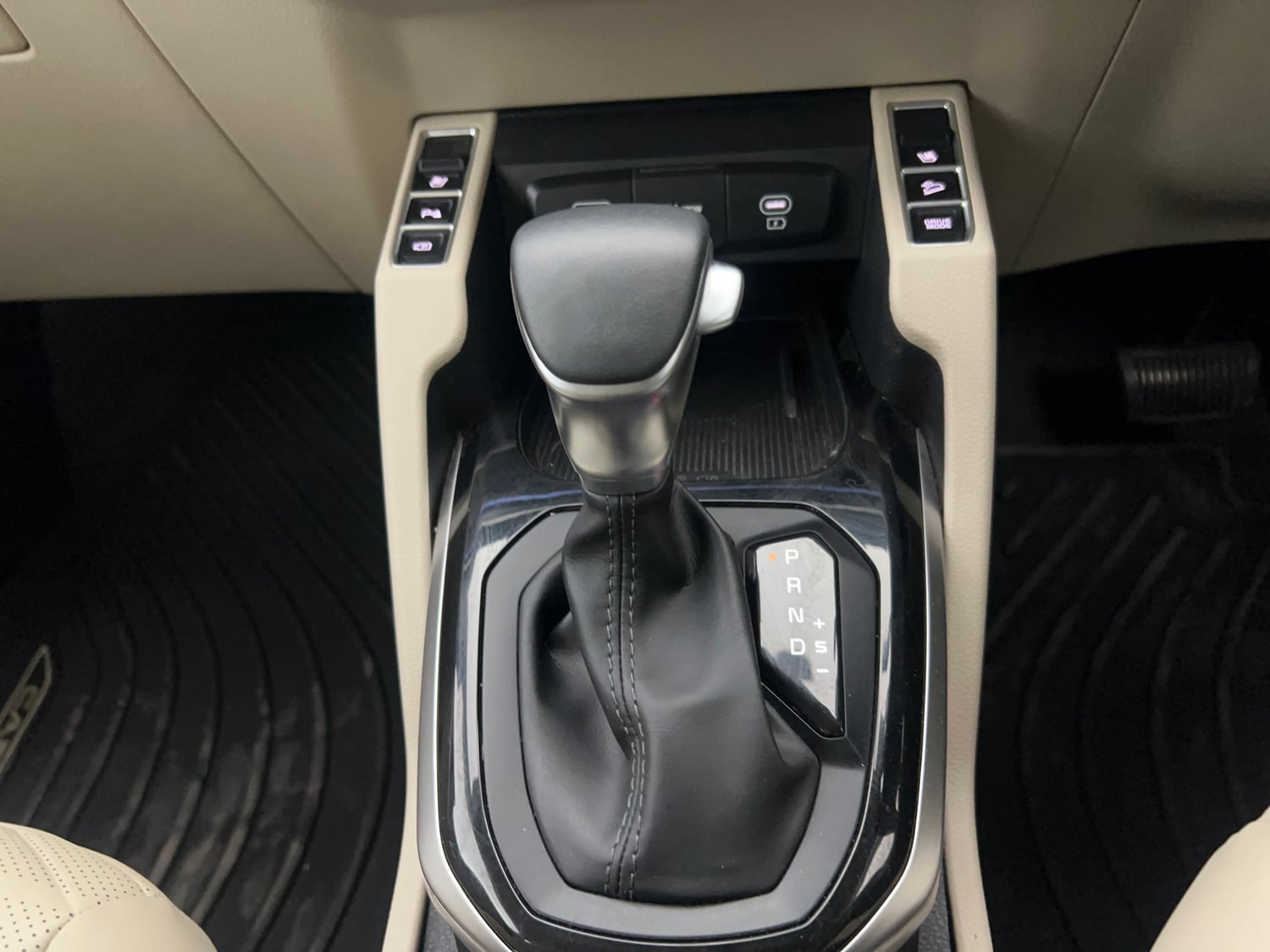 Used 2024 Kia Carens Luxury Plus 1.5 Diesel AT 7 STR Diesel Automatic interior GEAR  KNOB VIEW