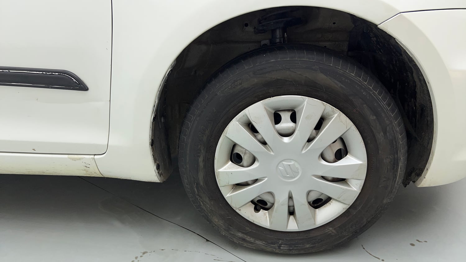 Used 2017 Maruti Suzuki Swift Lxi (O) Petrol Manual tyres RIGHT FRONT TYRE RIM VIEW