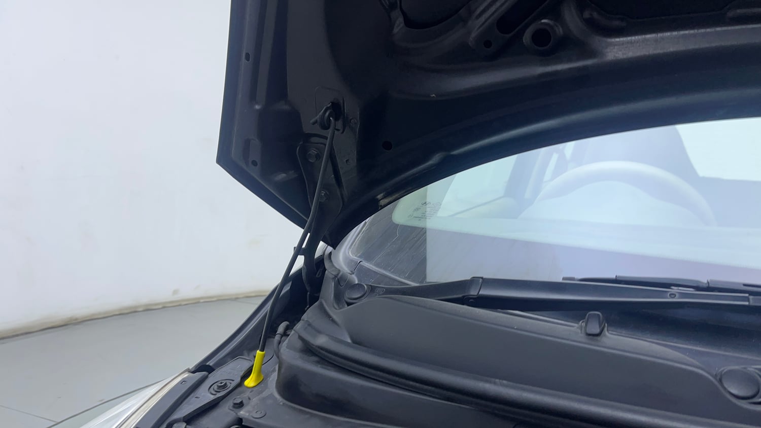 Used 2012 Hyundai i10 Sportz 1.2 Kappa2 Petrol Manual engine ENGINE RIGHT SIDE HINGE & APRON VIEW