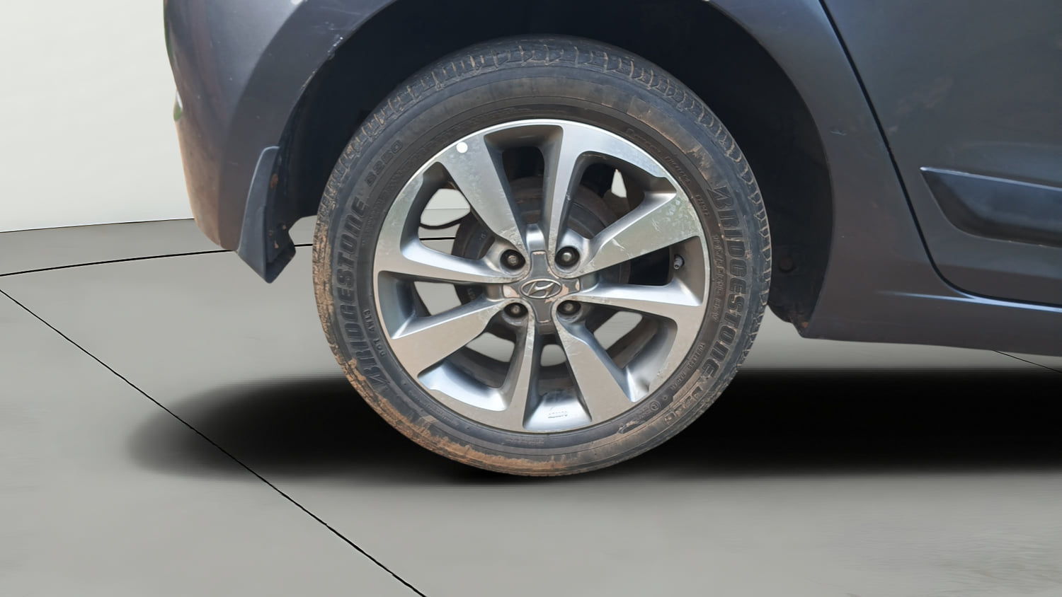 Used 2015 Hyundai Elite i20 Asta 1.2 Petrol Manual tyres RIGHT REAR TYRE RIM VIEW