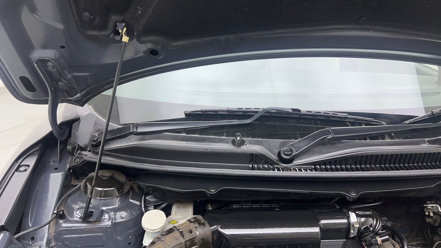 Used 2018 Maruti Suzuki Baleno Delta 1.2 Petrol Manual engine ENGINE RIGHT SIDE HINGE & APRON VIEW