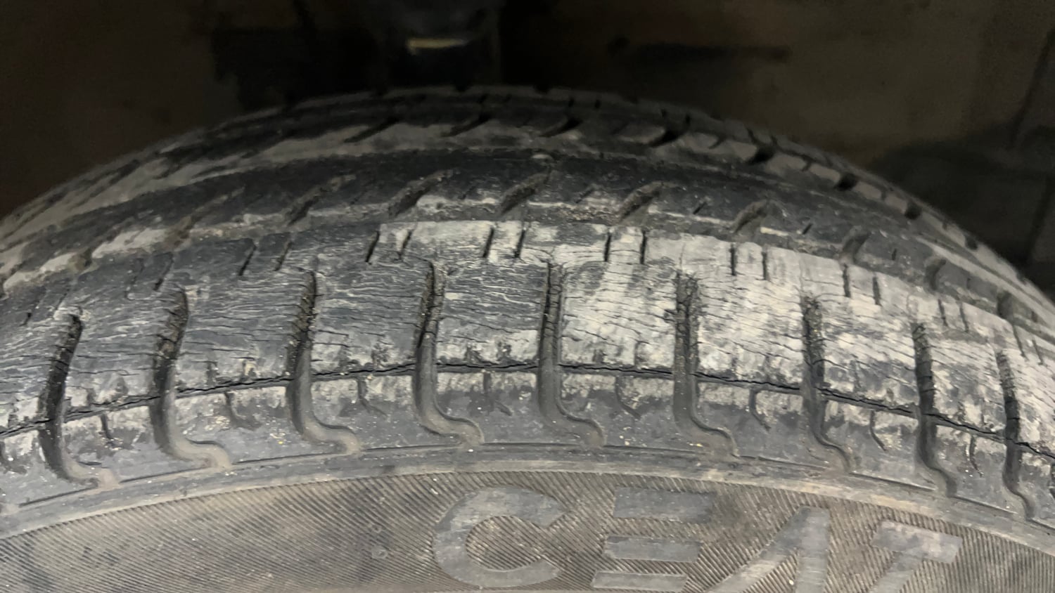 Used 2013 Maruti Suzuki Wagon R VXI Petrol Manual tyres RIGHT FRONT TYRE TREAD VIEW