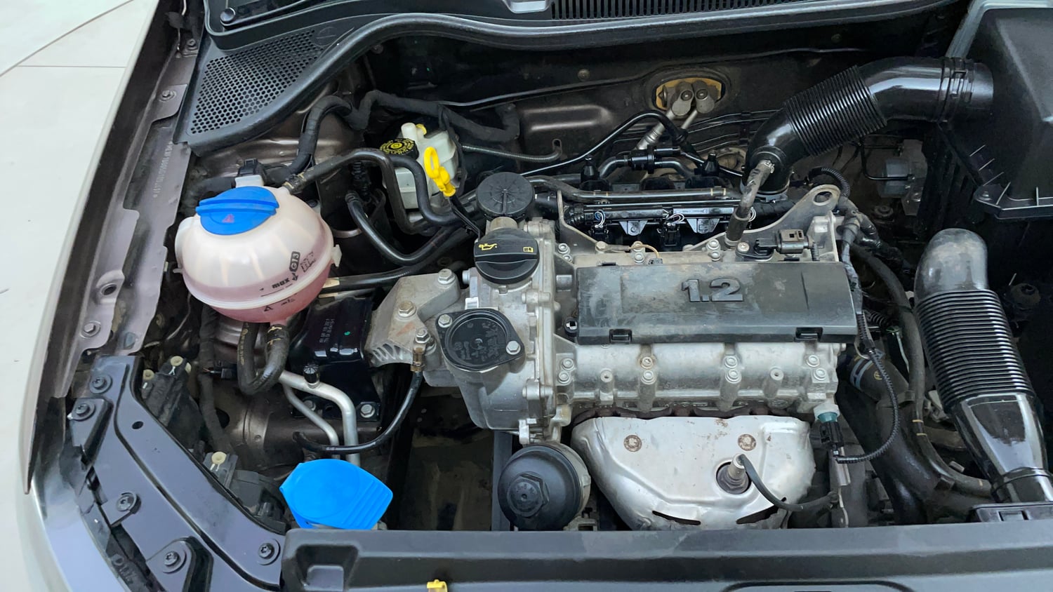 Used 2016 Volkswagen Polo Comfortline 1.2L (P) Petrol Manual engine ENGINE RIGHT SIDE VIEW