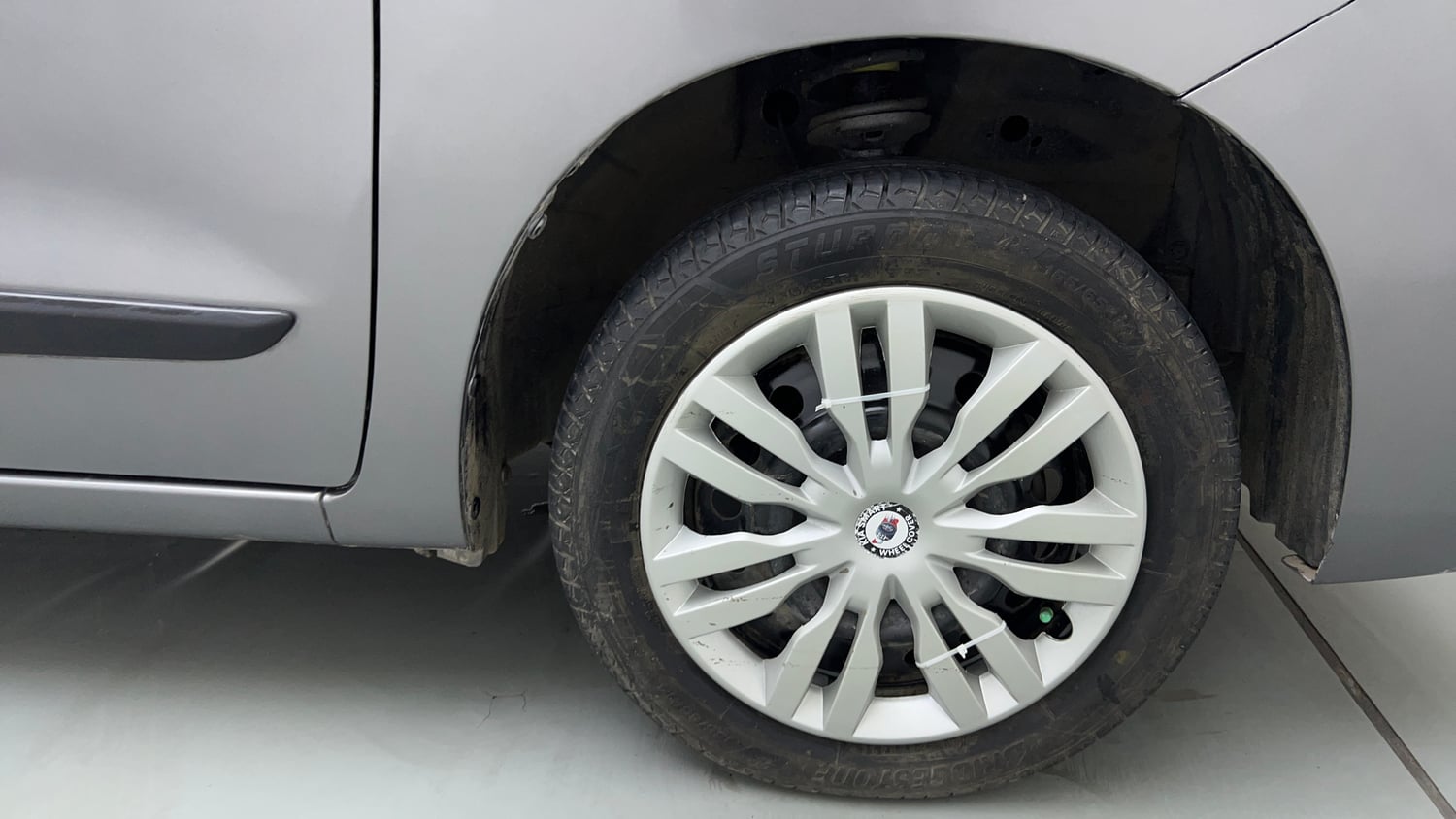 Used 2013 Maruti Suzuki Wagon R VXI Petrol Manual tyres RIGHT FRONT TYRE RIM VIEW