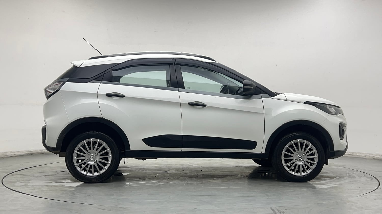 Used 2021 Tata Nexon XM (S) Petrol Manual exterior RIGHT SIDE VIEW