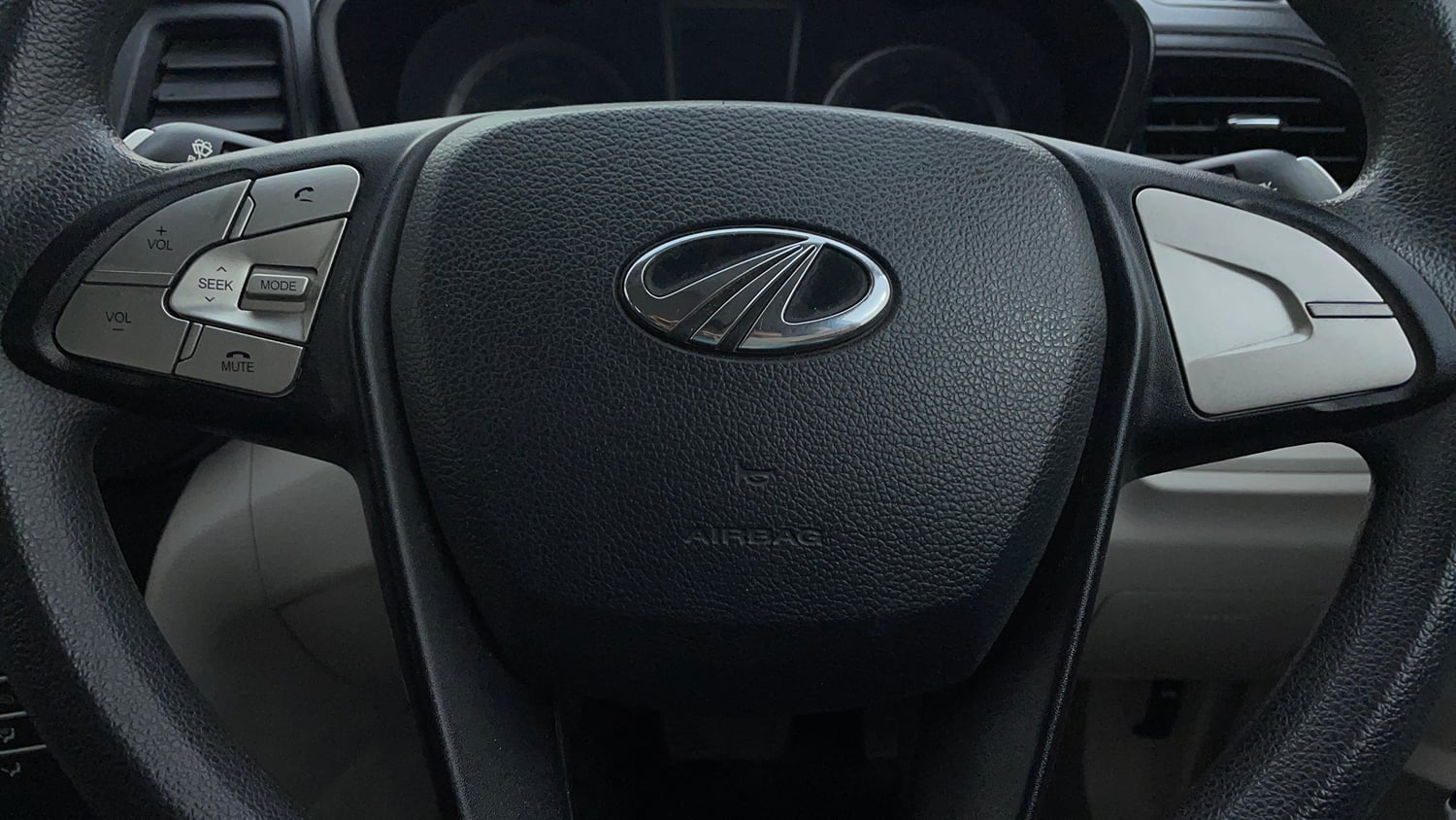Used 2022 Mahindra XUV 300 W6 1.2 Petrol AMT Petrol Automatic top_features Airbags