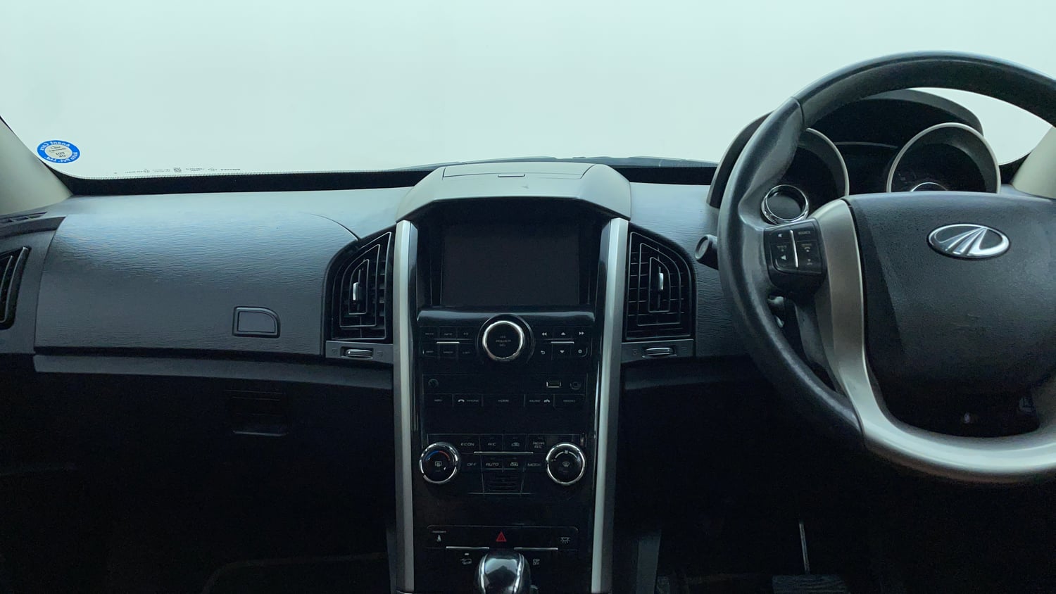 Used 2018 Mahindra XUV500 W9 AT Diesel Automatic interior MUSIC SYSTEM & AC CONTROL VIEW