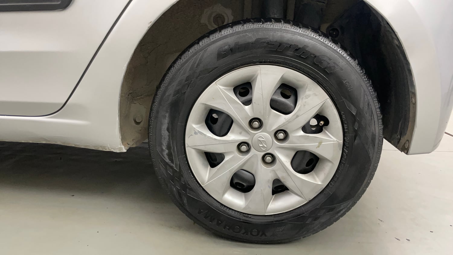 Used 2017 Hyundai Elite i20 Sportz 1.2 Petrol Manual tyres LEFT REAR TYRE RIM VIEW