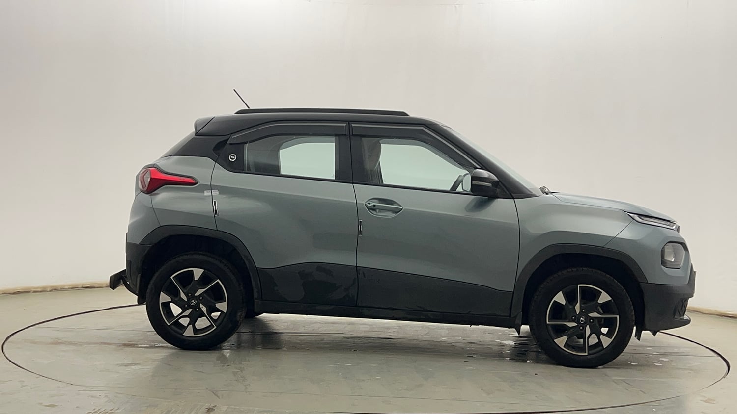 Used 2023 Tata Punch Creative Dual Tone AMT Petrol Automatic exterior RIGHT SIDE VIEW