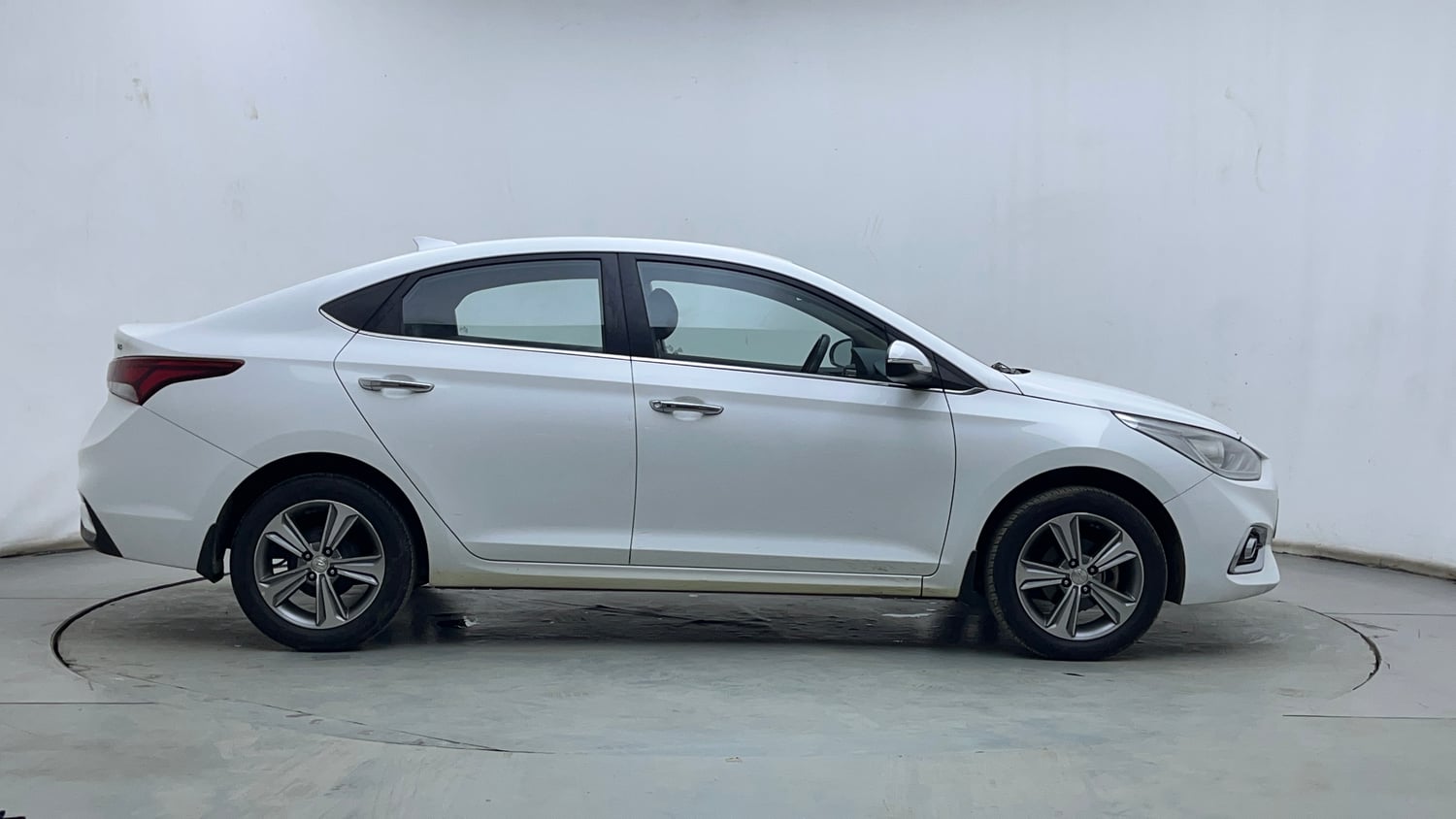 Used 2018 Hyundai Verna SX (O) 1.6 VTVT AT Petrol Automatic exterior RIGHT SIDE VIEW
