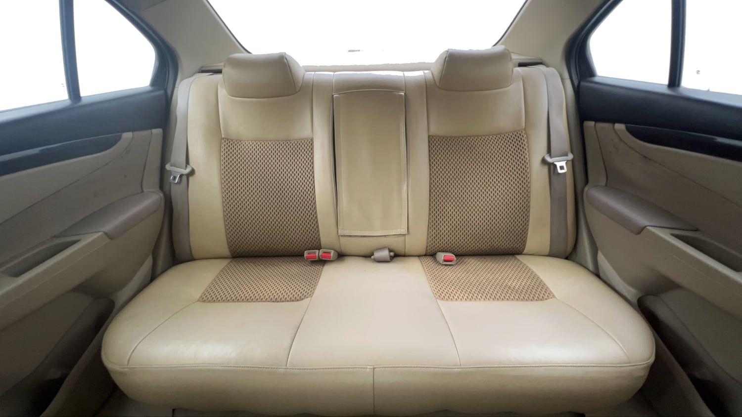 Used 2015 Maruti Suzuki Ciaz VXi+ AT Petrol Automatic interior REAR SEAT CONDITION VIEW