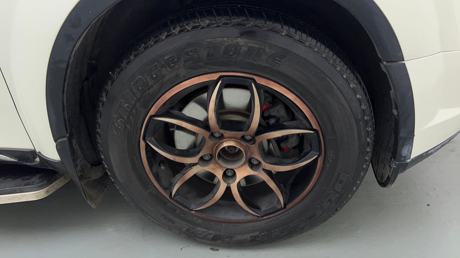 Used 2021 Mahindra XUV500 W7 Diesel Manual tyres RIGHT FRONT TYRE RIM VIEW