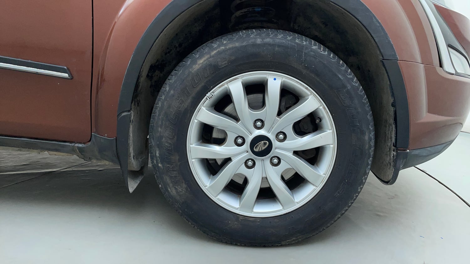 Used 2018 Mahindra XUV500 W9 AT Diesel Automatic tyres RIGHT FRONT TYRE RIM VIEW
