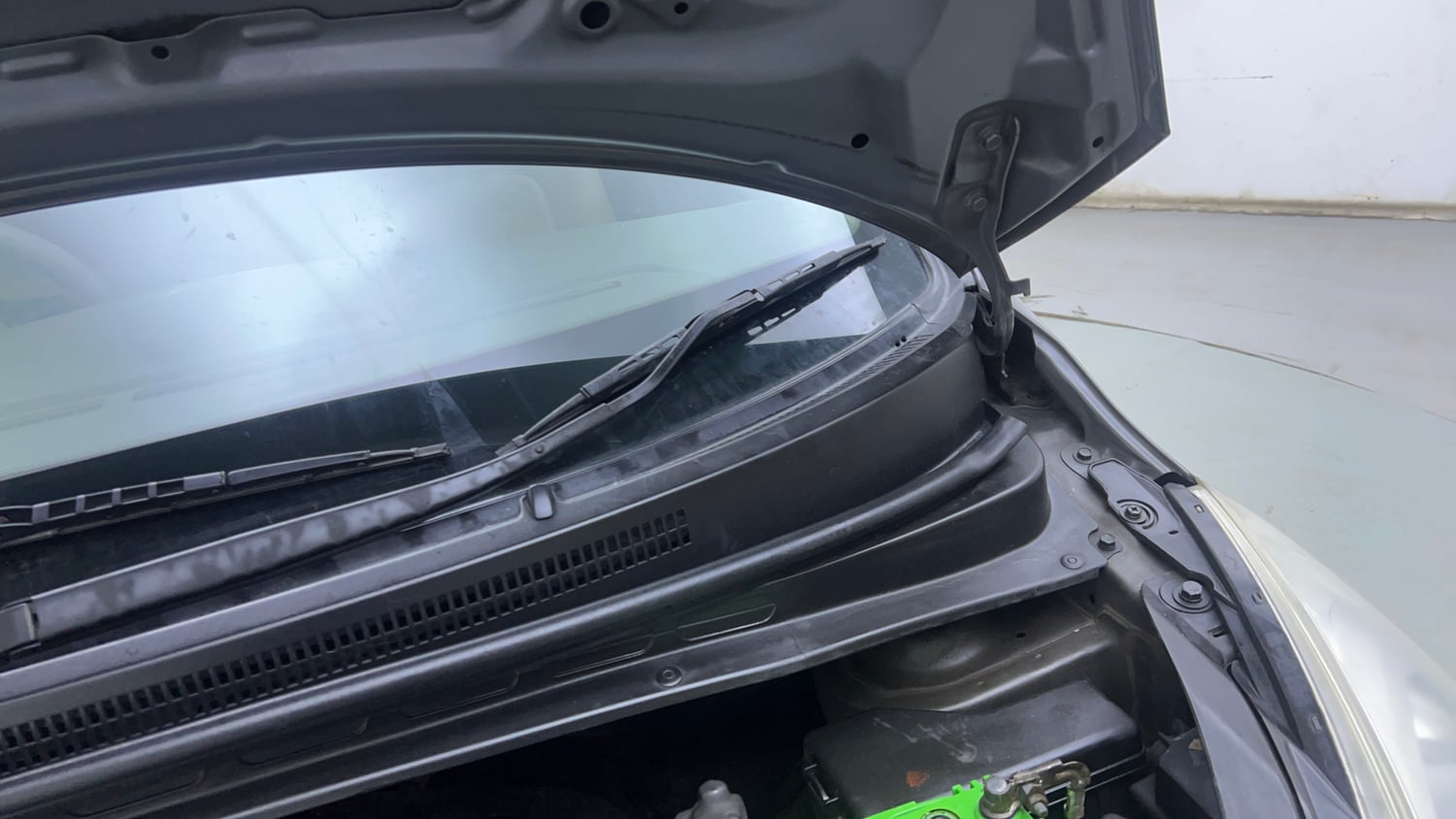 Used 2013 Hyundai i10 Magna 1.2 Kappa2 Petrol Manual engine ENGINE LEFT SIDE HINGE & APRON VIEW