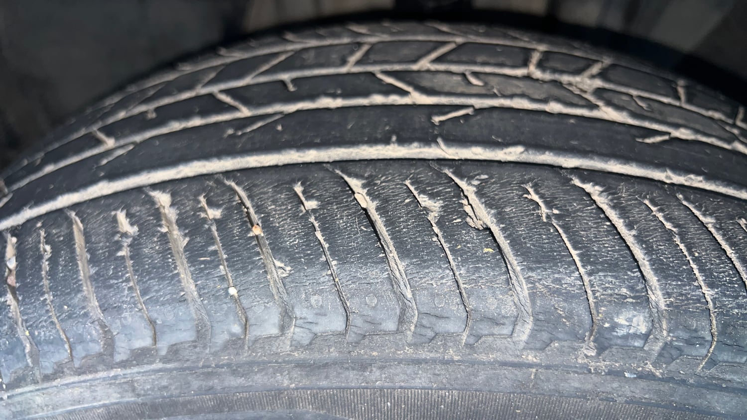 Used 2021 Nissan Magnite XV Premium Turbo (O) Petrol Manual tyres LEFT FRONT TYRE TREAD VIEW