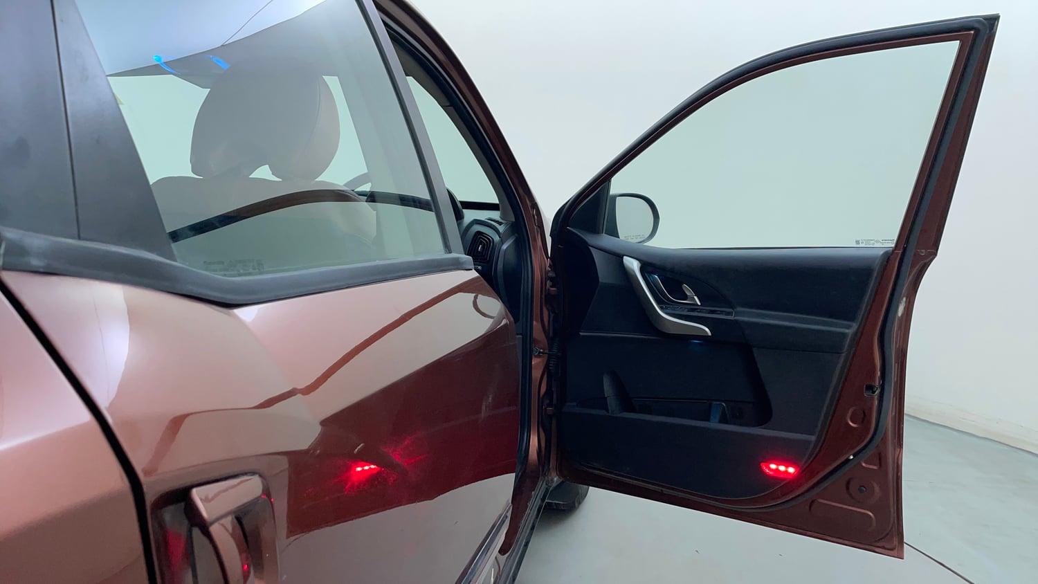 Used 2018 Mahindra XUV500 W9 AT Diesel Automatic interior RIGHT FRONT DOOR OPEN VIEW