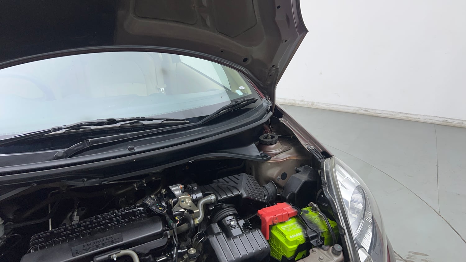 Used 2015 Honda Amaze 1.2 SX i-VTEC Petrol Manual engine ENGINE LEFT SIDE HINGE & APRON VIEW