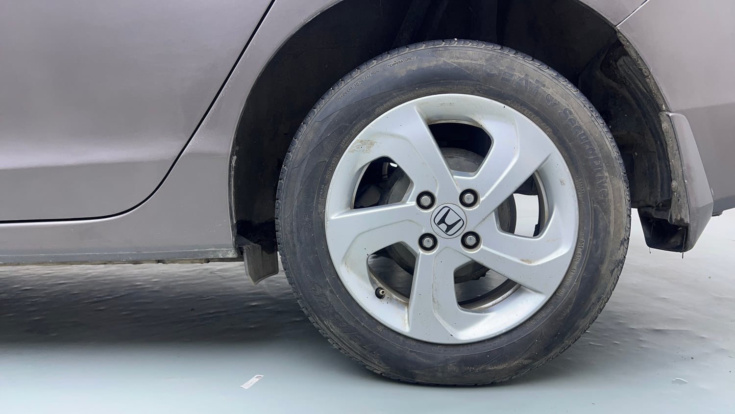 Used 2016 Honda City VX CVT Petrol Automatic tyres LEFT REAR TYRE RIM VIEW