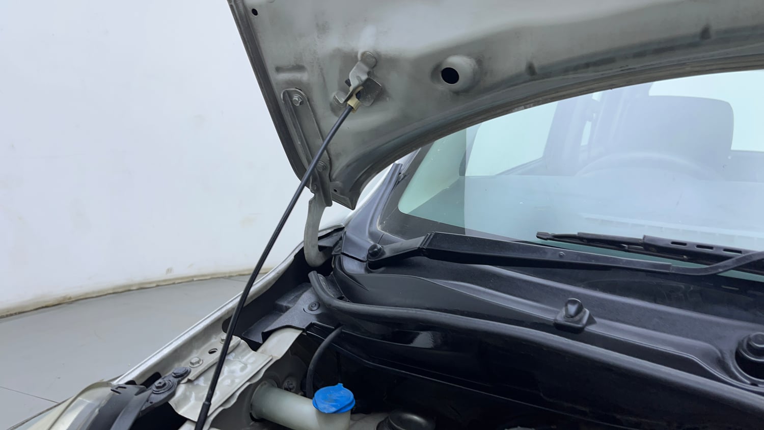 Used 2012 Maruti Suzuki Wagon R 1.0 LXi CNG Cng Manual engine ENGINE RIGHT SIDE HINGE & APRON VIEW