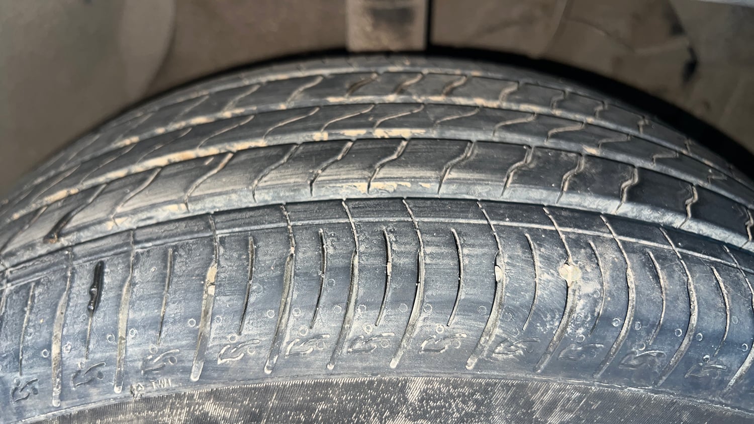 Used 2021 Maruti Suzuki Vitara Brezza ZXi AT SHVS Petrol Automatic tyres RIGHT FRONT TYRE TREAD VIEW