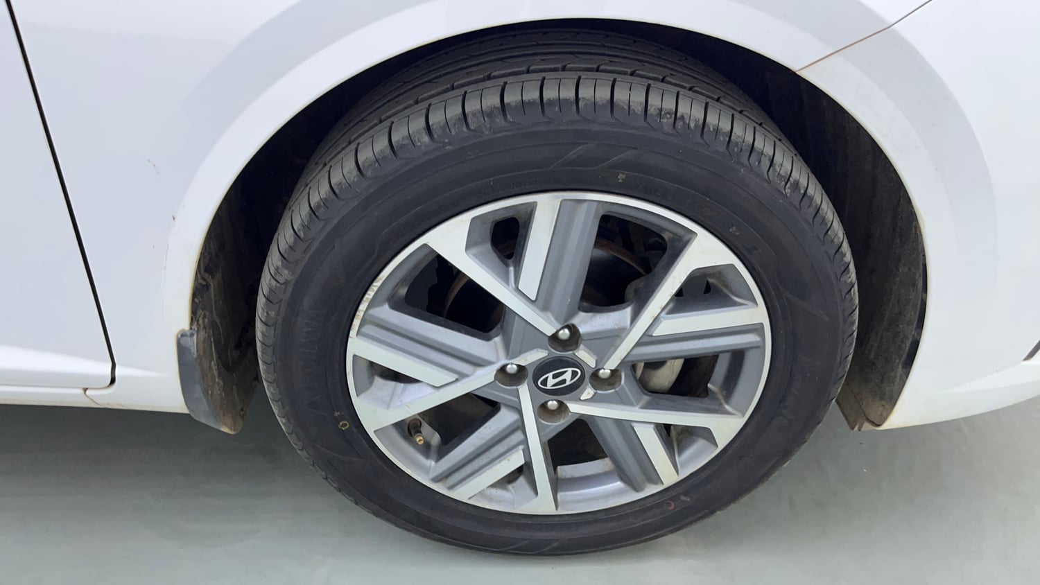 Used 2024 Hyundai Verna SX (O) 1.5 Petrol IVT Petrol Automatic tyres RIGHT FRONT TYRE RIM VIEW