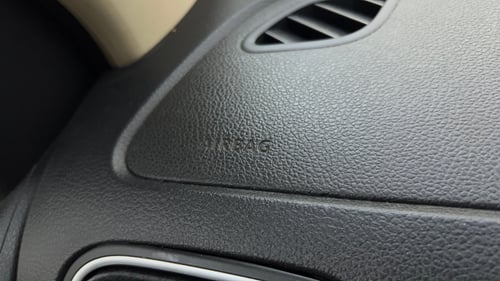 Used 2014 Volkswagen Polo Highline1.2L (P) Petrol Manual top_features Airbags