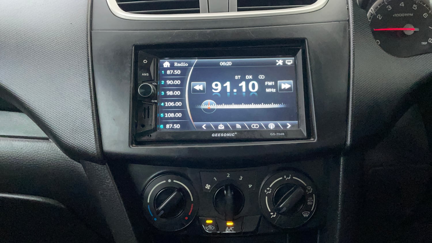 Used 2014 Maruti Suzuki Swift VXi Petrol Manual interior MUSIC SYSTEM & AC CONTROL VIEW