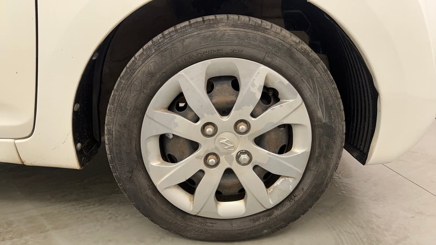Used 2017 Hyundai Eon Magna + Petrol Manual tyres RIGHT FRONT TYRE RIM VIEW