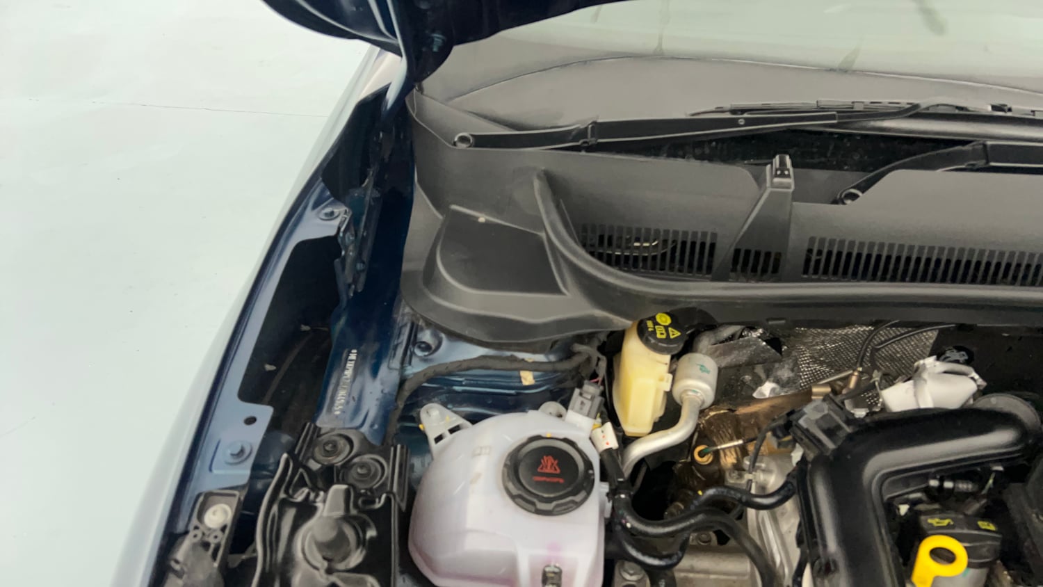 Used 2025 Skoda Kylaq Prestige AT Petrol Automatic engine ENGINE RIGHT SIDE HINGE & APRON VIEW