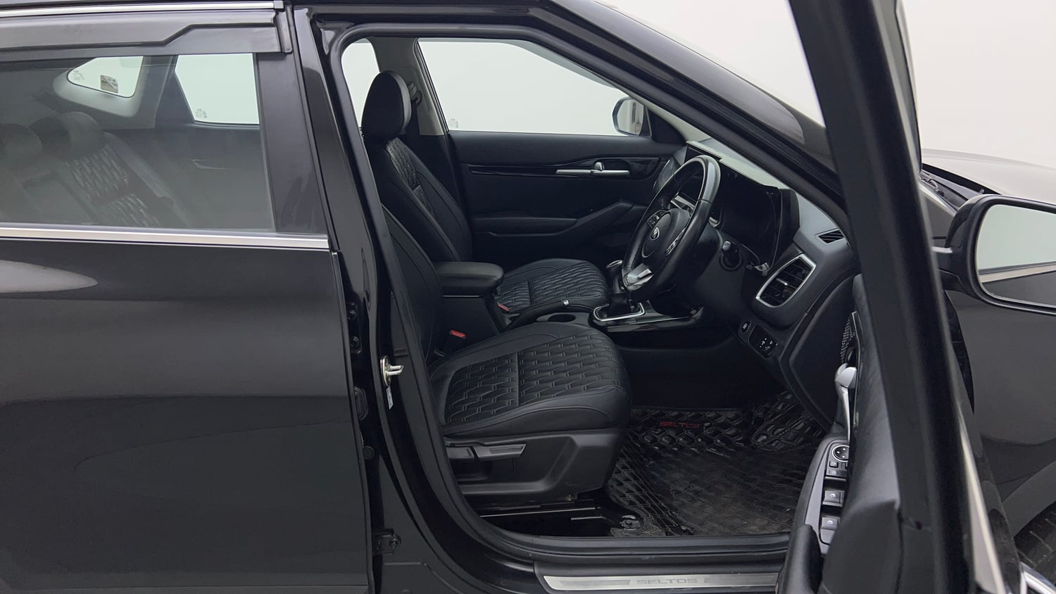 Used 2021 Kia Seltos Anniversary Edition 1.5 Petrol Manual interior RIGHT SIDE FRONT DOOR CABIN VIEW