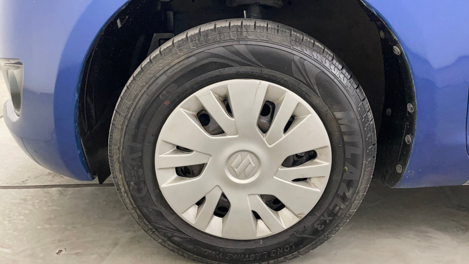 Used 2014 Maruti Suzuki Swift VXi Petrol Manual tyres LEFT FRONT TYRE RIM VIEW