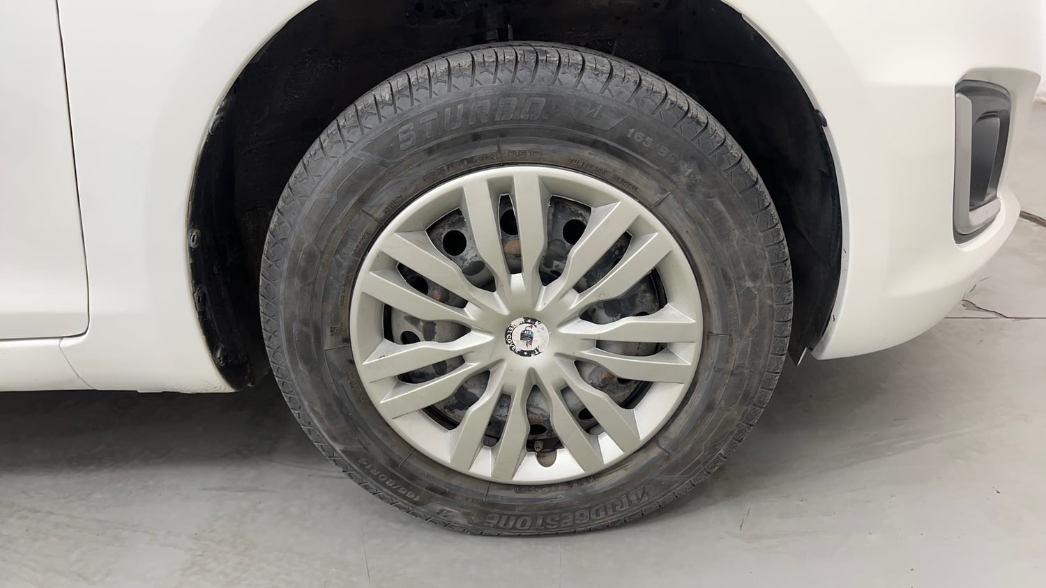 Used 2014 Maruti Suzuki Swift VXi Petrol Manual tyres RIGHT FRONT TYRE RIM VIEW