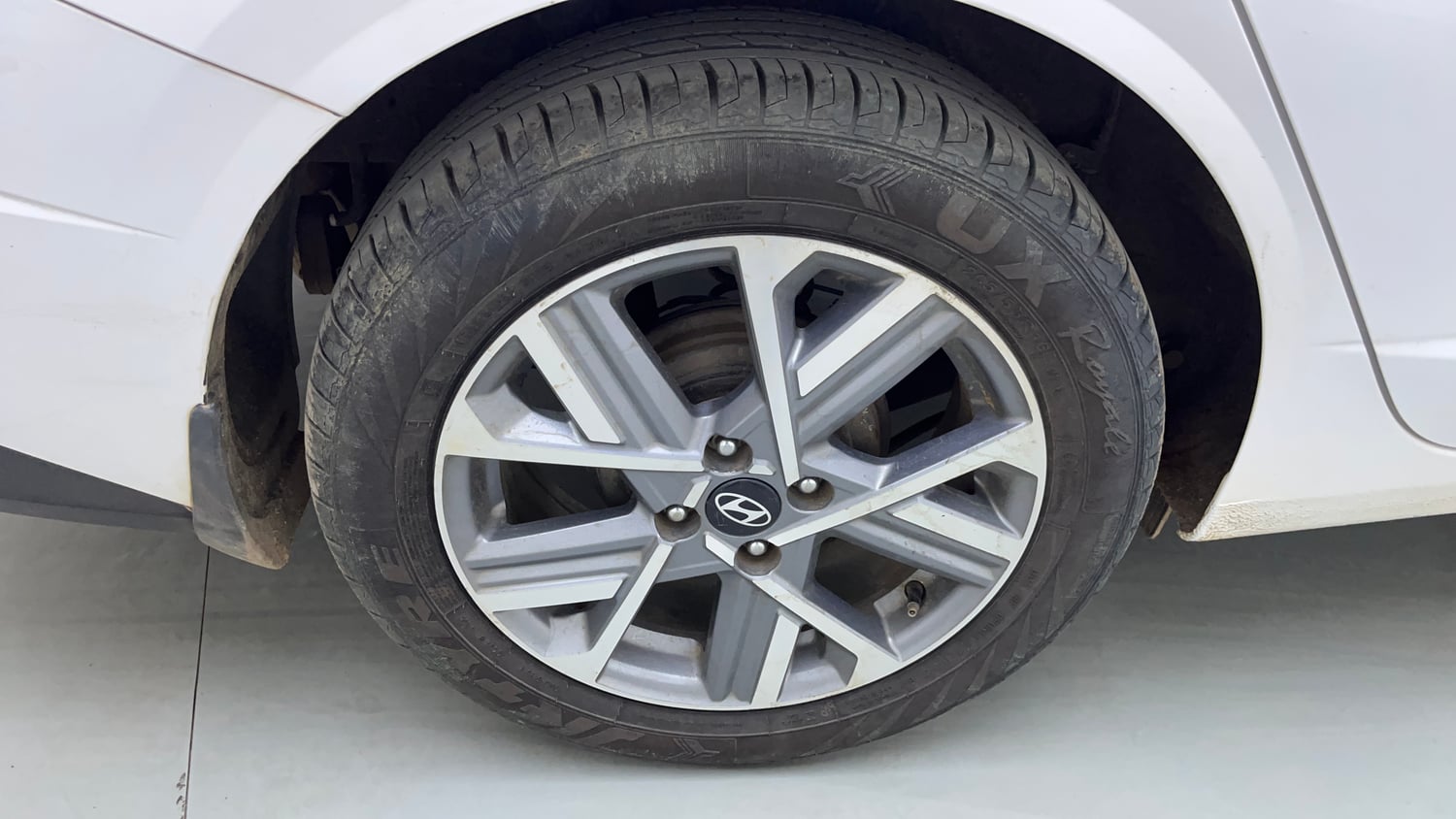 Used 2024 Hyundai Verna SX (O) 1.5 Petrol IVT Petrol Automatic tyres RIGHT REAR TYRE RIM VIEW