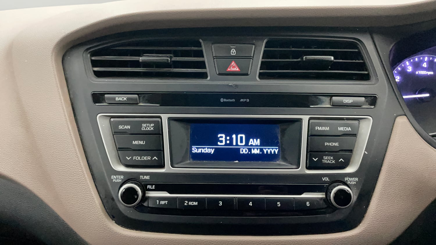 Used 2017 Hyundai Elite i20 Sportz 1.2 Petrol Manual top_features Integrated (in-dash) music system