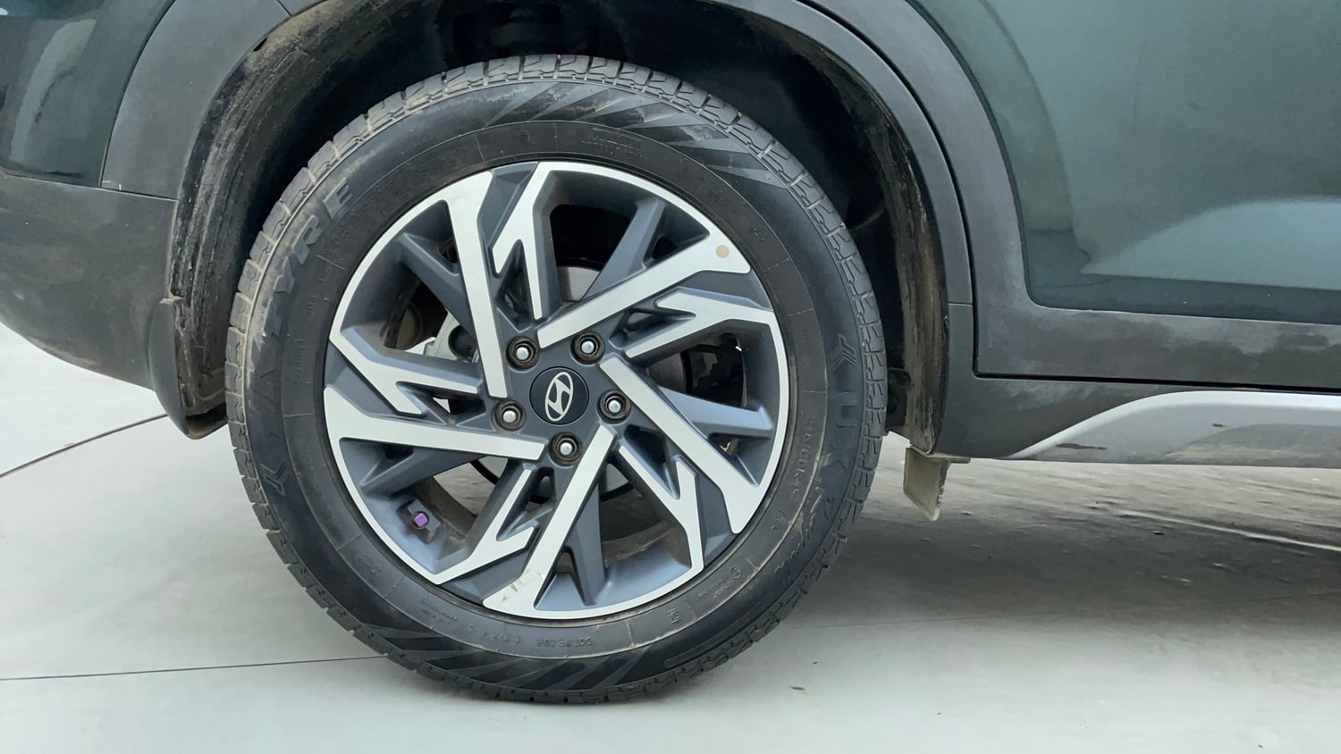 Used 2024 Hyundai Creta 1.5 CRDi Diesel AT DSL SX(O) Diesel Automatic tyres RIGHT REAR TYRE RIM VIEW