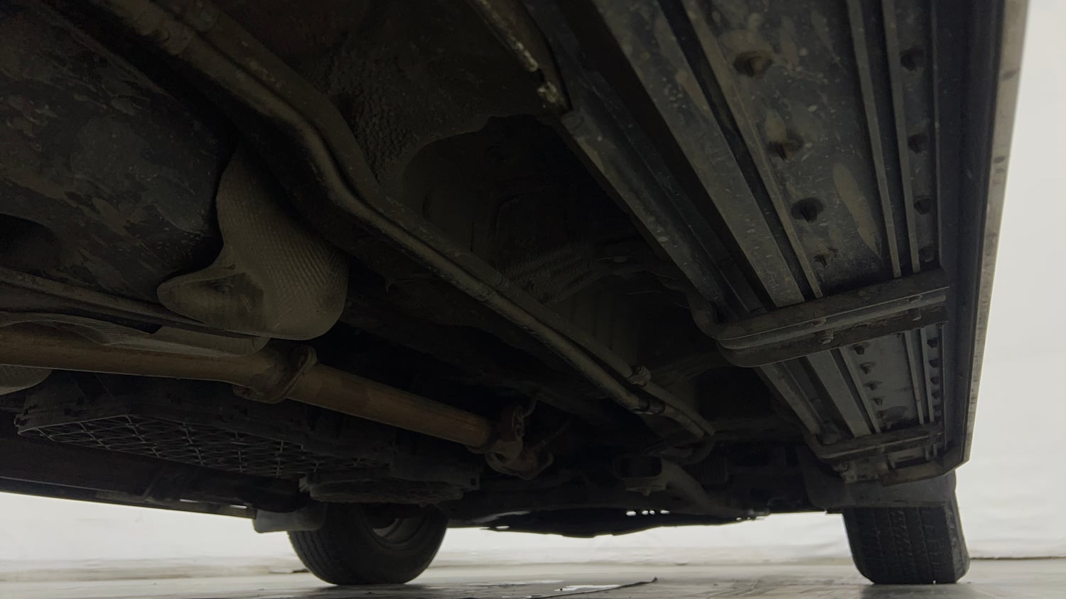 Used 2021 Mahindra XUV500 W7 Diesel Manual extra REAR RIGHT UNDERBODY VIEW