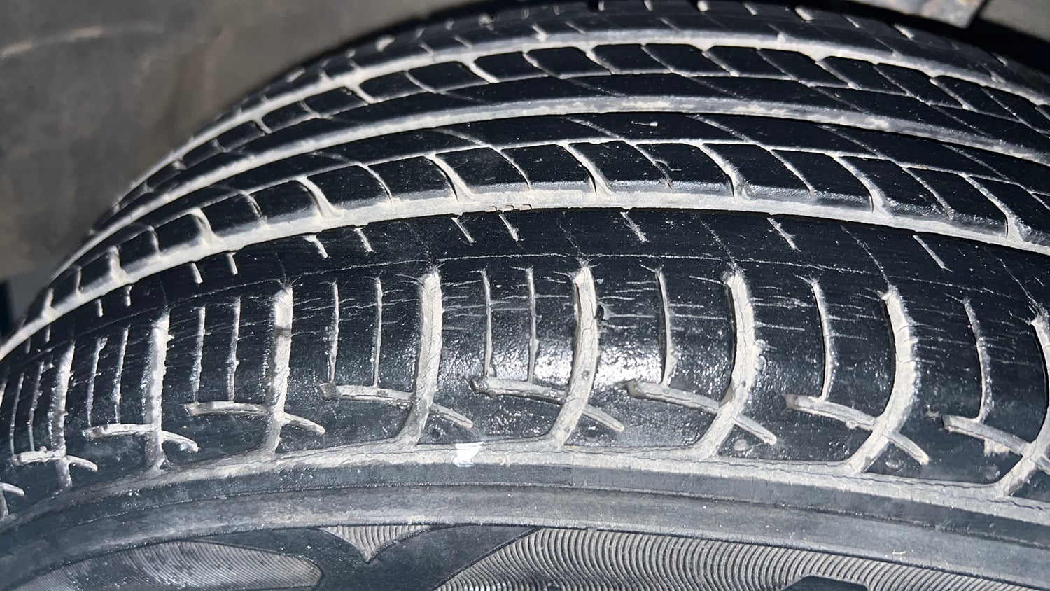 Used 2015 Maruti Suzuki Swift ZXi Petrol Manual tyres RIGHT FRONT TYRE TREAD VIEW