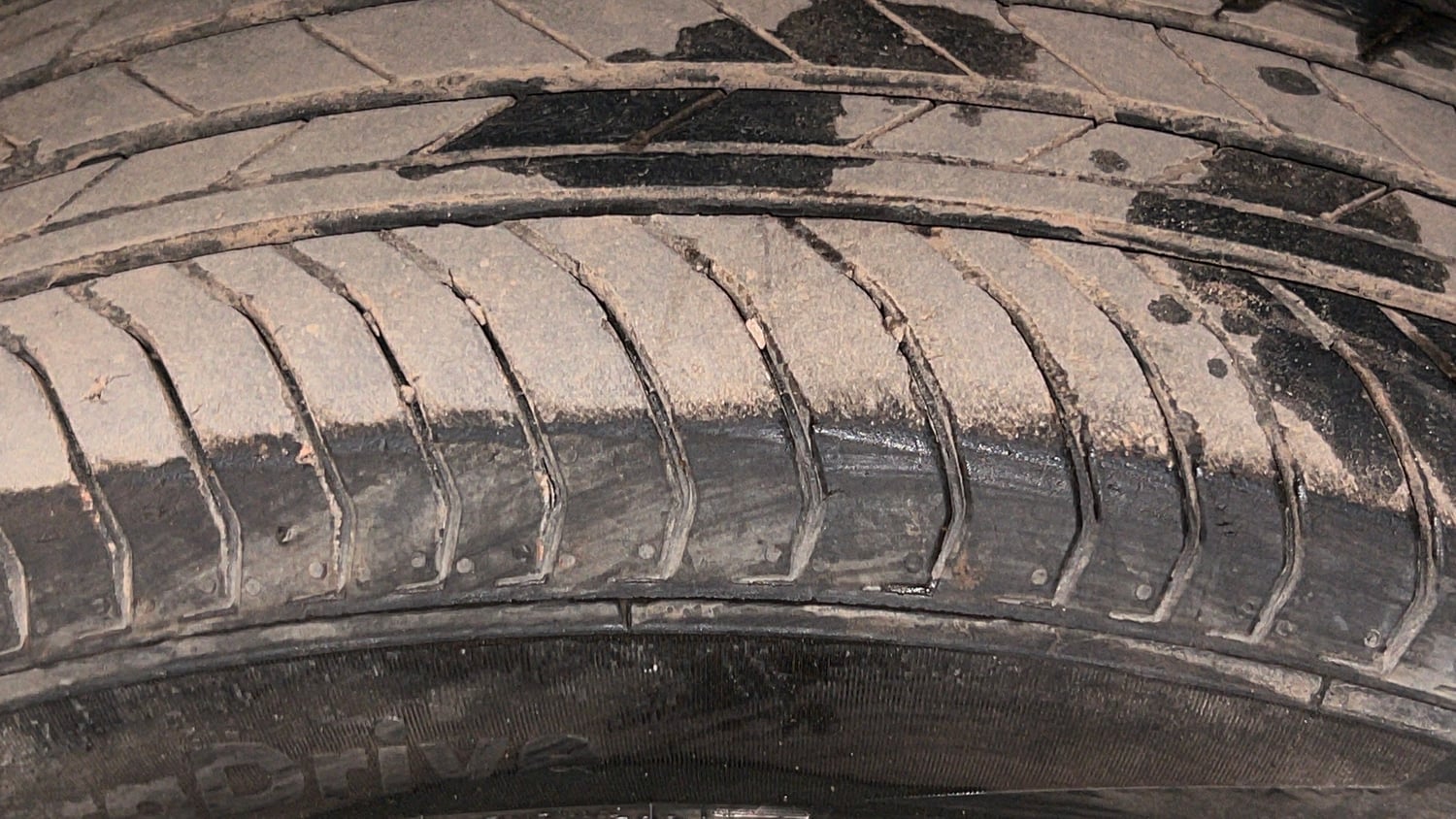 Used 2026 Skoda Kylaq Prestige Petrol Manual tyres LEFT FRONT TYRE TREAD VIEW