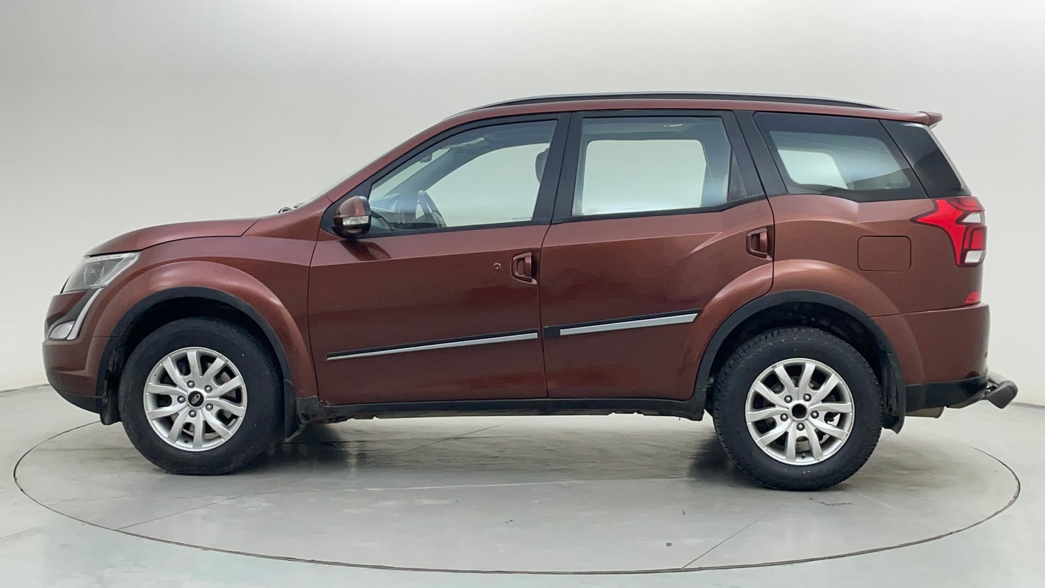 Used 2018 Mahindra XUV500 W9 AT Diesel Automatic exterior LEFT SIDE VIEW