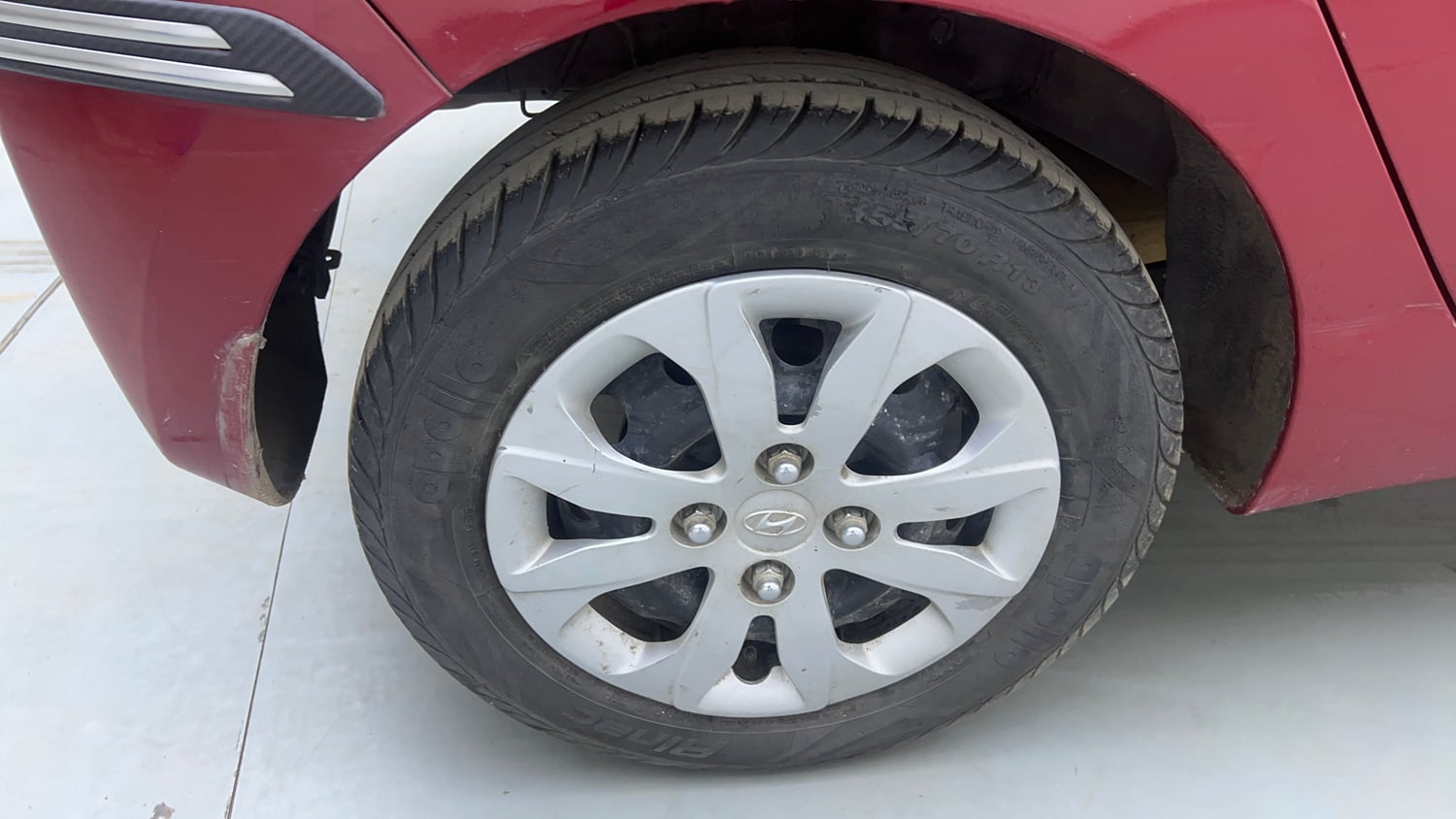 Used 2016 Hyundai Eon Magna + Petrol Manual tyres RIGHT REAR TYRE RIM VIEW