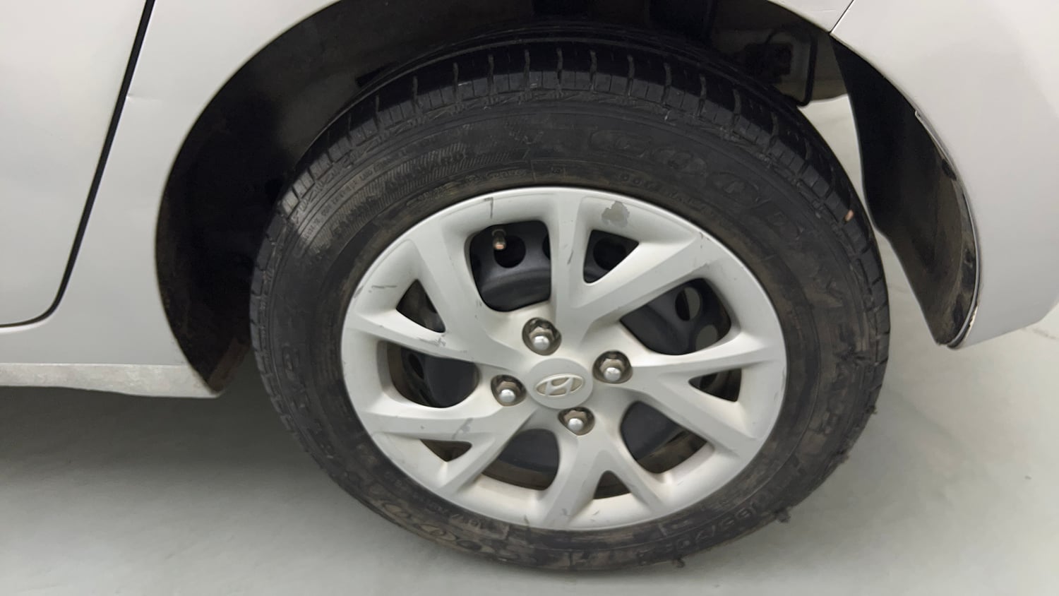 Used 2018 Hyundai Grand i10 Sportz (O) 1.2 Kappa VTVT Petrol Manual tyres LEFT REAR TYRE RIM VIEW