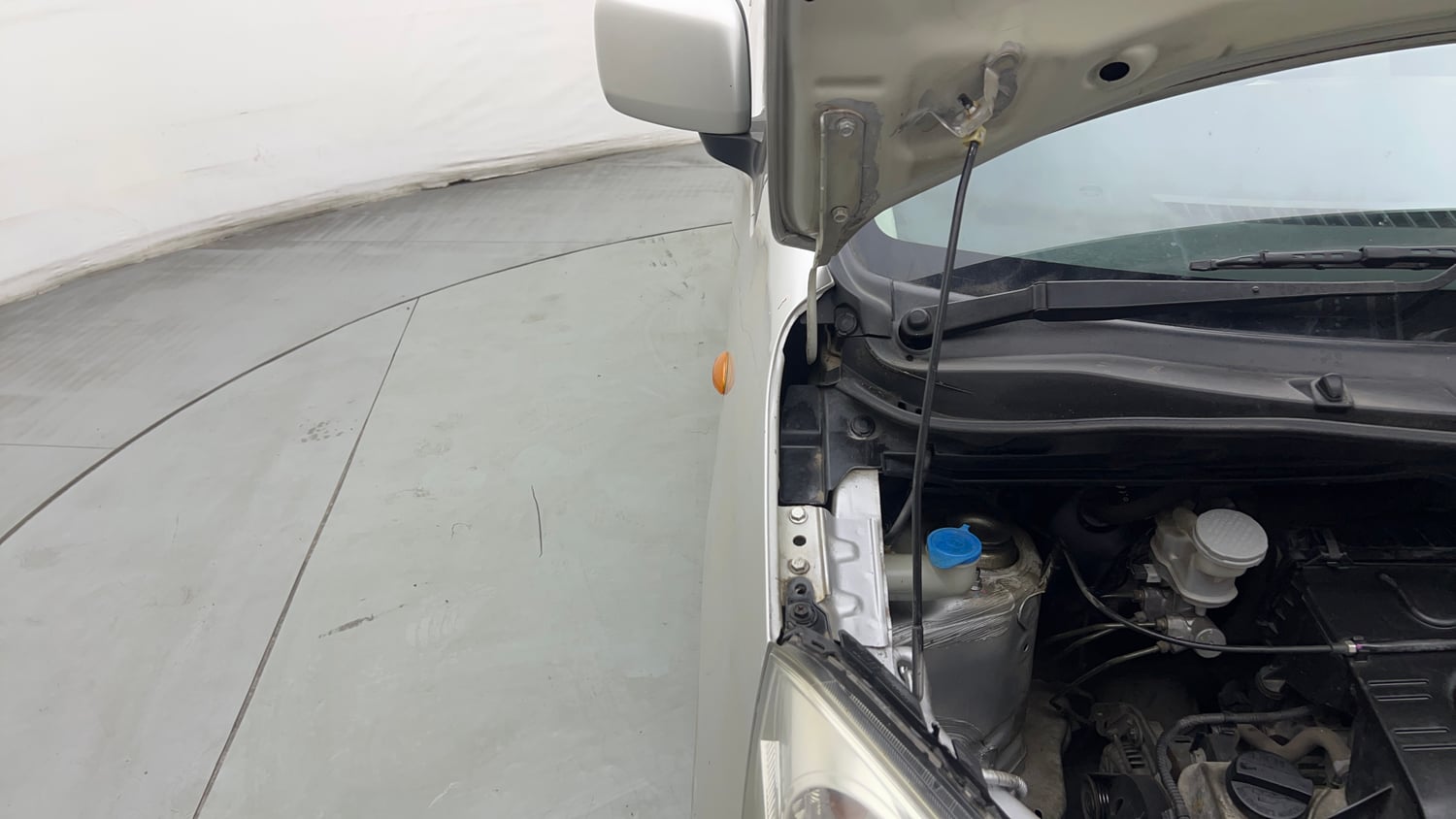 Used 2015 Maruti Suzuki Wagon R VXI Petrol Manual engine ENGINE RIGHT SIDE HINGE & APRON VIEW