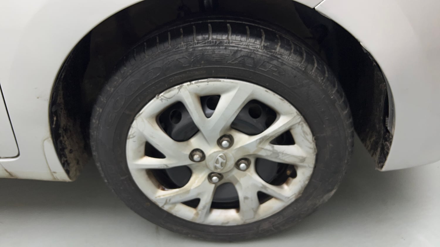Used 2018 Hyundai Grand i10 Sportz (O) 1.2 Kappa VTVT Petrol Manual tyres RIGHT FRONT TYRE RIM VIEW
